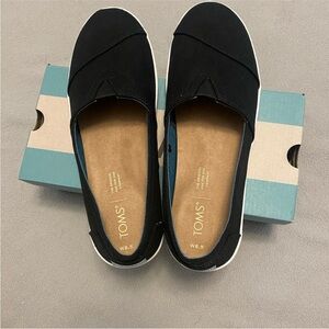 NWT Toms